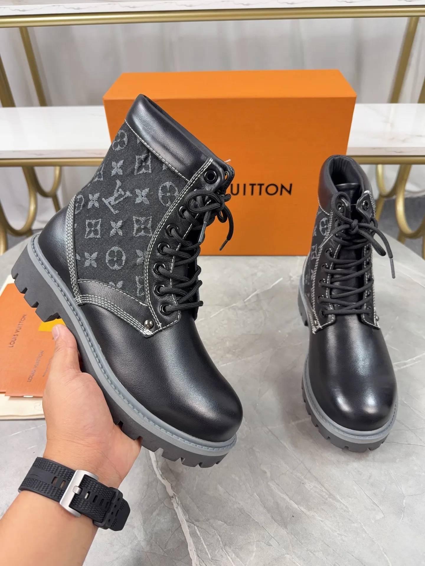 p720🐮🐮2025 top version: couple style LV presbyopia, embossed rhubarb boots, ankle boots, embossed waterproof nubuck cowhide boots, relying on the brand's exquisite craftsmanship to carefully reshape the classic T 6-inch boot shape in Italy to create an American-style autumn and winter men's and women's wear show. The original laces and outsole are exquisitely detailed, and the leather label expresses the cooperation logo. Exquisite packaging at the delivery counter🛍📦 ▪️Fabrics: Original customized imported first-layer cowhide ▪️Inner lining: Original customized leather lining/mesh lining ▪️Outsole: Original molded anti-slip rubber material ▪️Sole thickness: 3.5CM ▪️Size: 35-40 for women and 39-46 for men